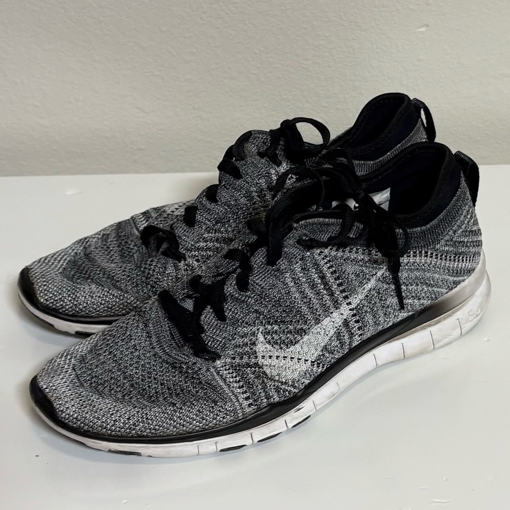 Nike womens 7.5 Flyknit black and Gray Running Shoes